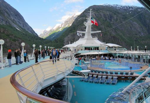 En Alaska, vistas del Tracy Arm Fjord desde la cubierta